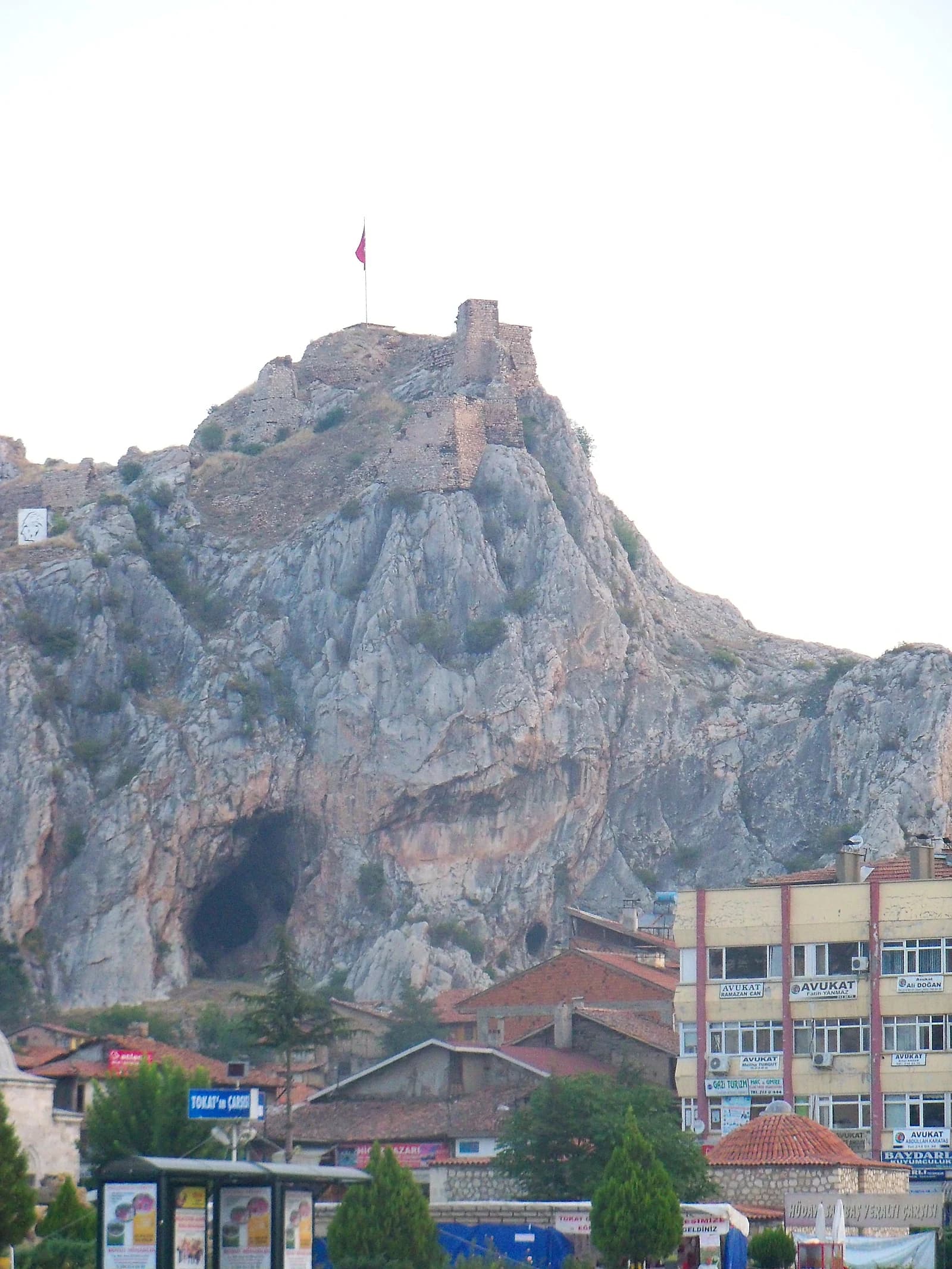 Tokat Kalesi — güneşli bir gün